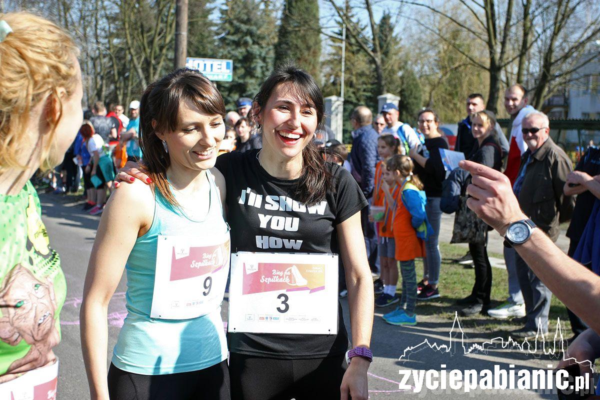 23 Januszów w klapkach i 9 pań w szpilkach