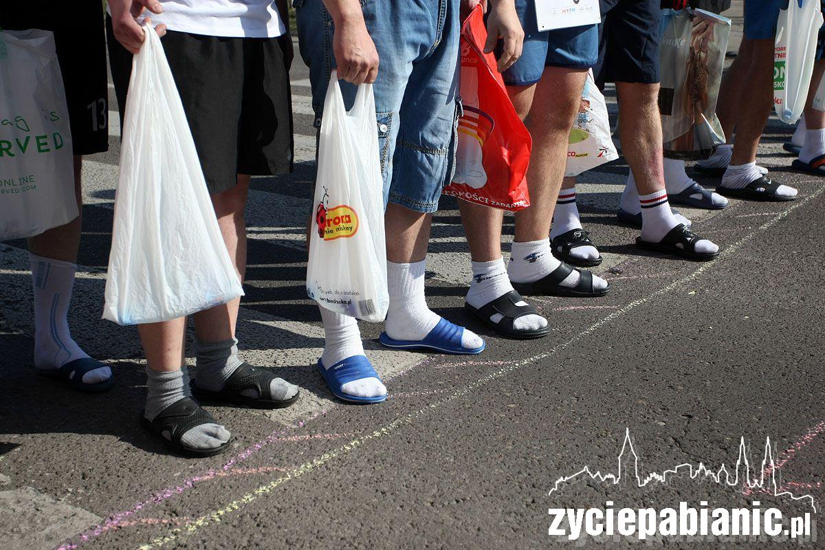 23 Januszów w klapkach i 9 pań w szpilkach