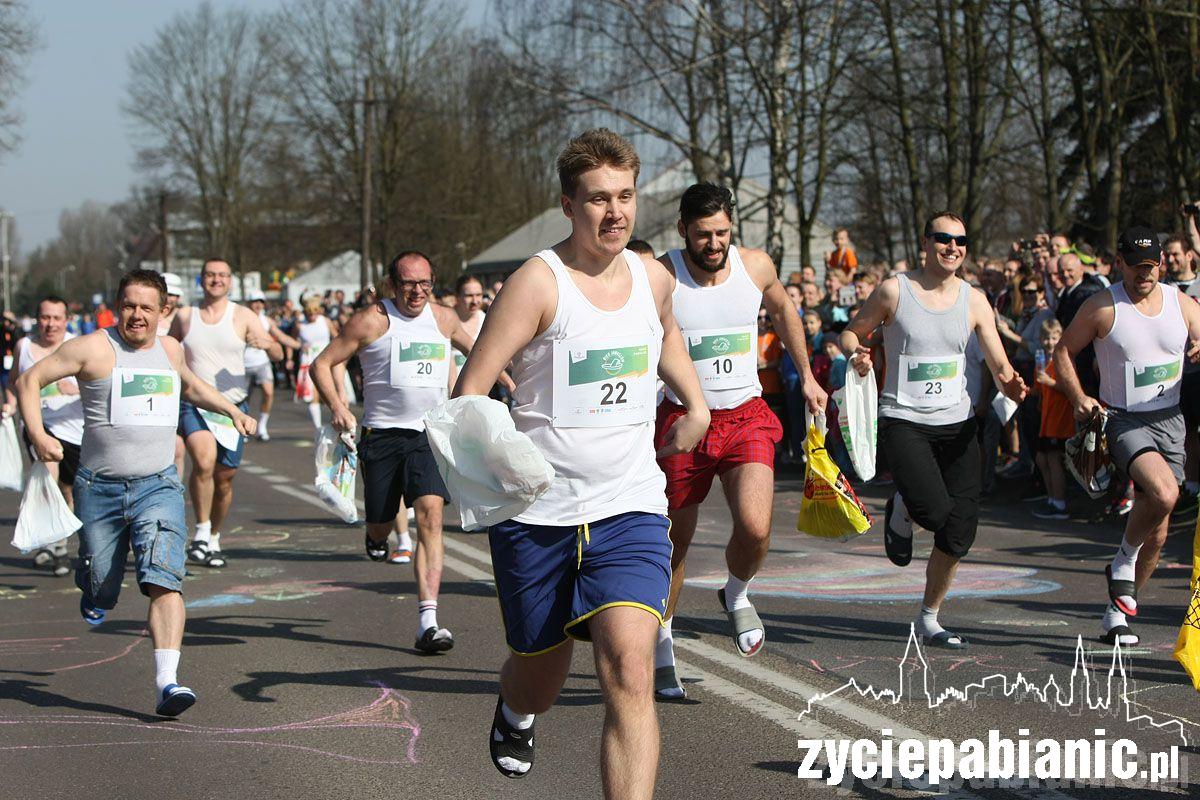 23 Januszów w klapkach i 9 pań w szpilkach