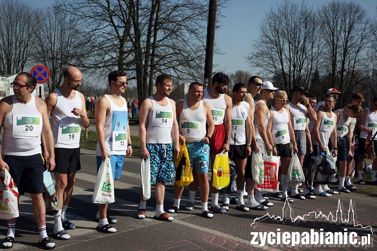 23 Januszów w klapkach i 9 pań w szpilkach