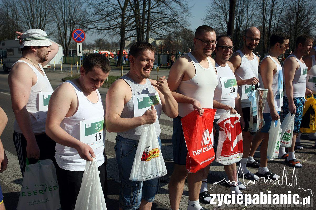 23 Januszów w klapkach i 9 pań w szpilkach