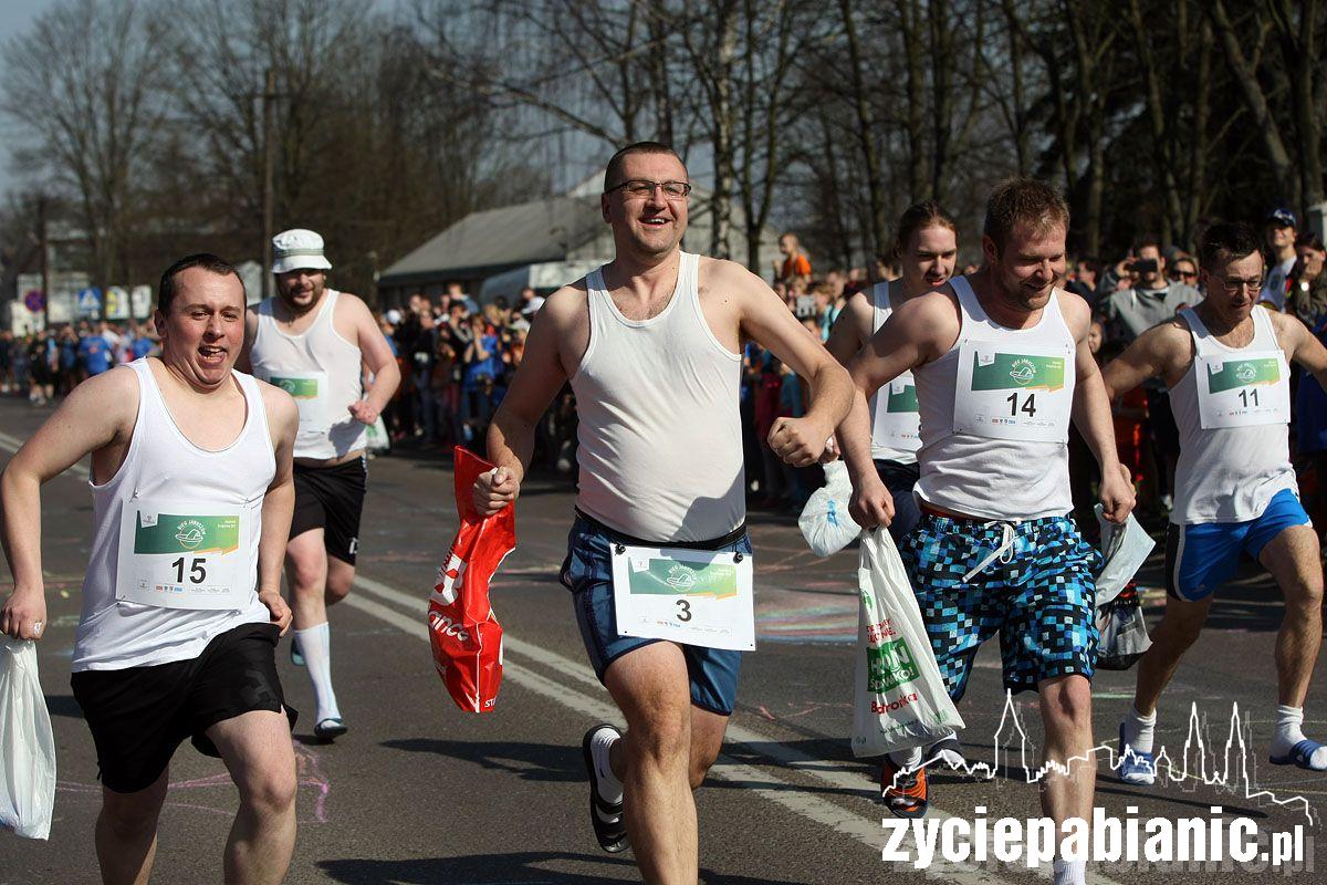 23 Januszów w klapkach i 9 pań w szpilkach