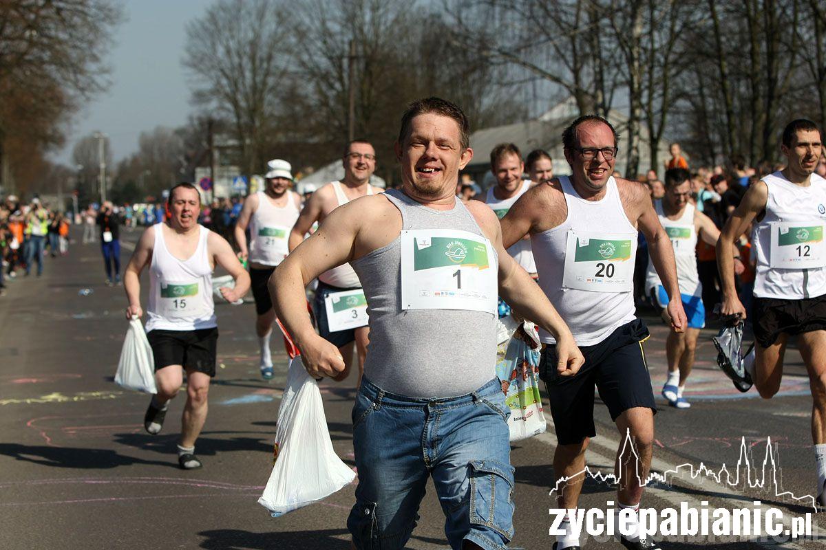 23 Januszów w klapkach i 9 pań w szpilkach