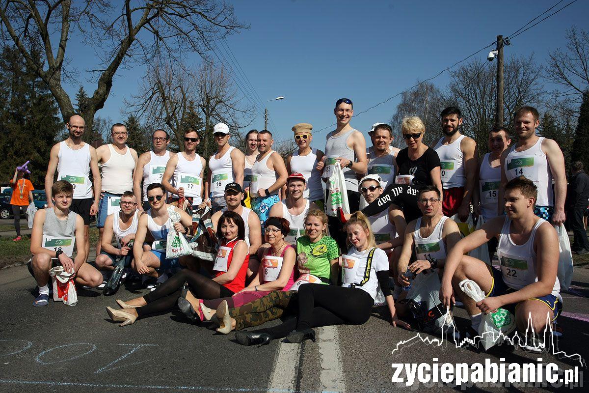 23 Januszów w klapkach i 9 pań w szpilkach