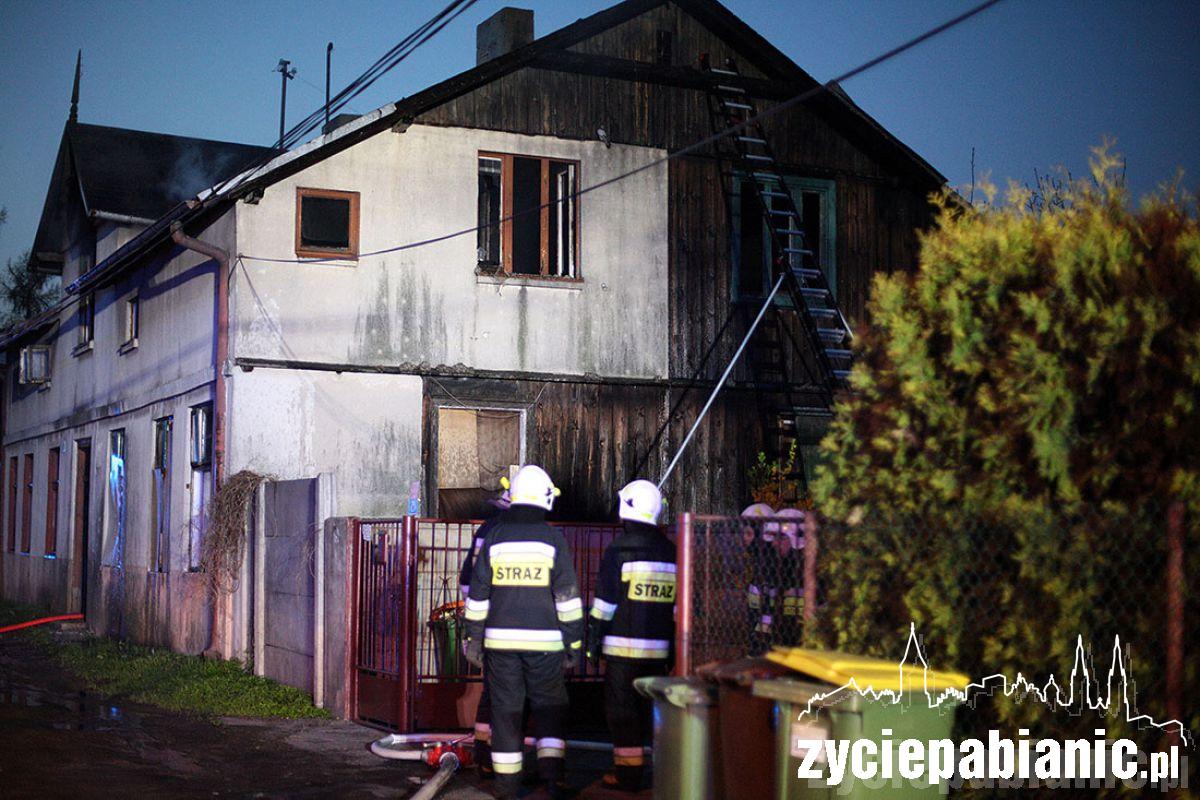 Wierzbowa: drewniak w ogniu