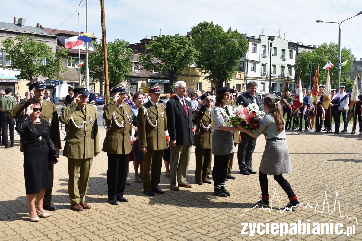 Kwiaty pod pomnikiem