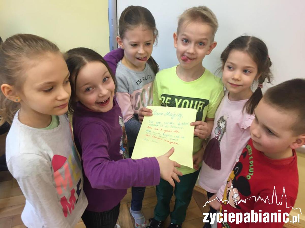 Pierwszaki korespondują z… Elżbietą II