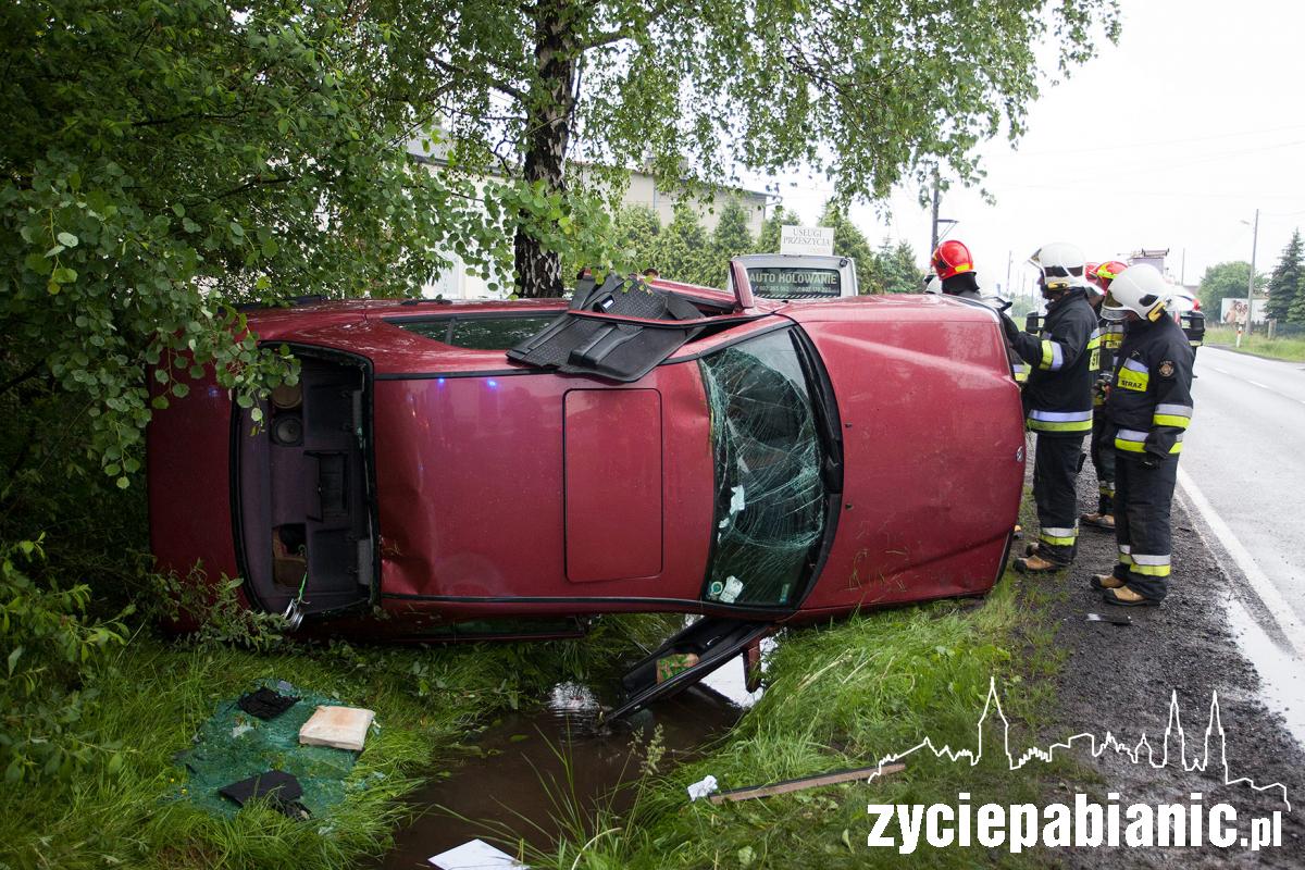 Mercedes wpadł do rowu