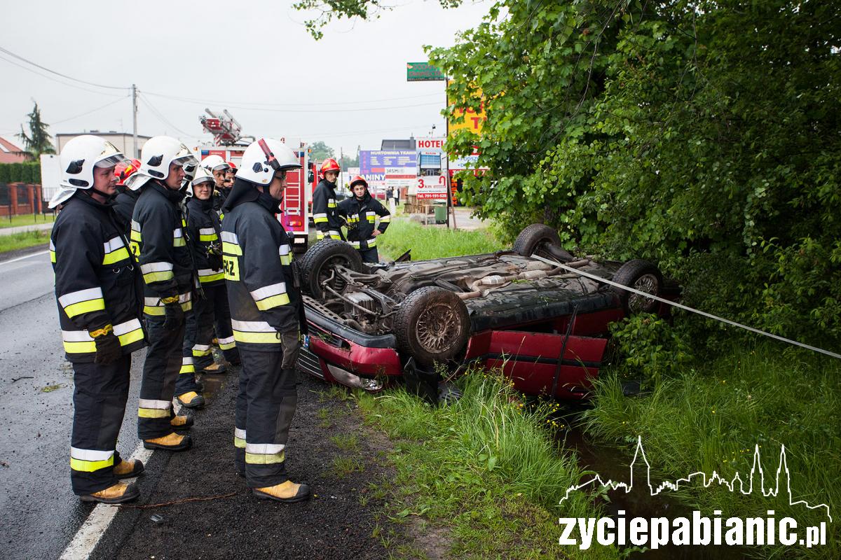 Mercedes wpadł do rowu