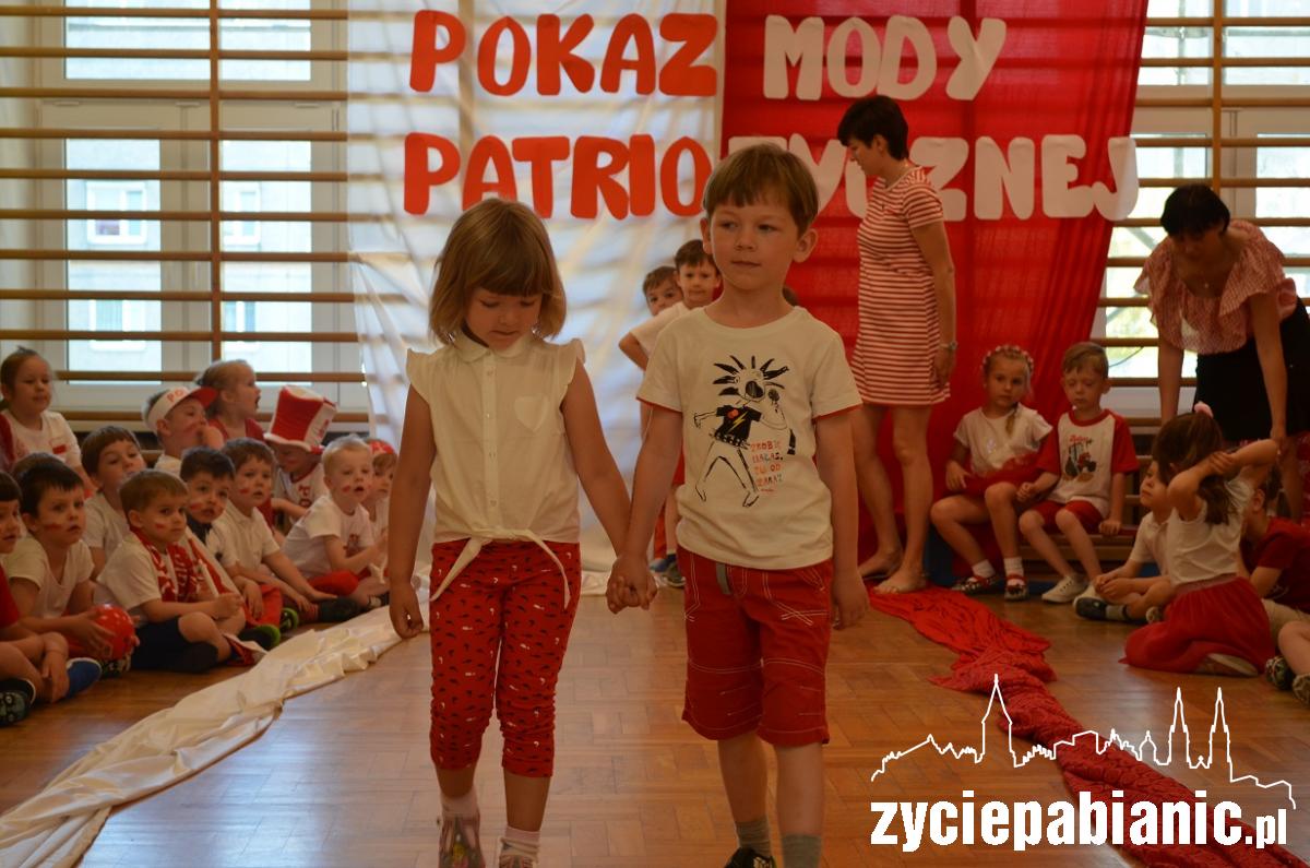Pokaz Mody Patriotycznej w Przedszkolu Miejskim nr 13