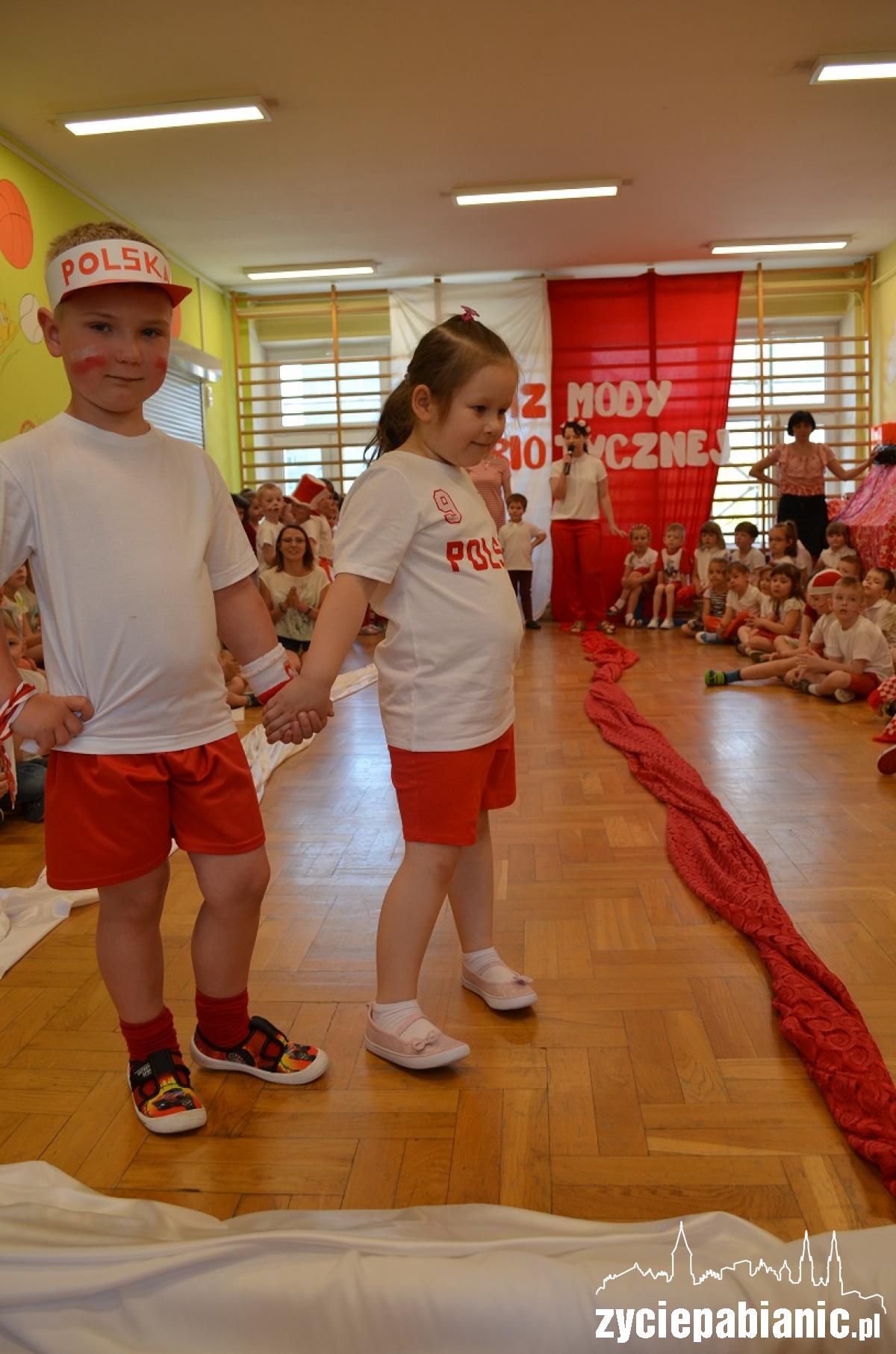 Pokaz Mody Patriotycznej w Przedszkolu Miejskim nr 13