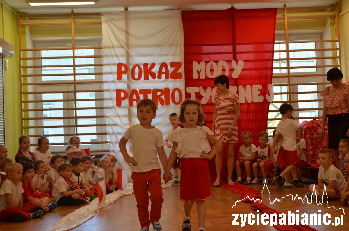 Pokaz Mody Patriotycznej w Przedszkolu Miejskim nr 13