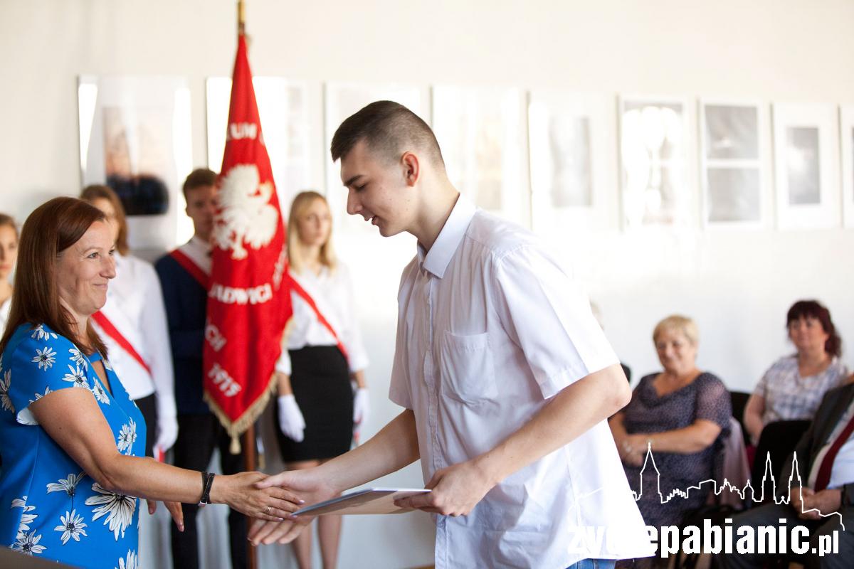 Wręczenie stypendiów uczniom szkół średnich