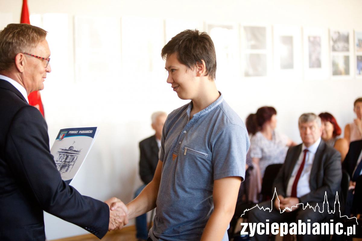 Wręczenie stypendiów uczniom szkół średnich