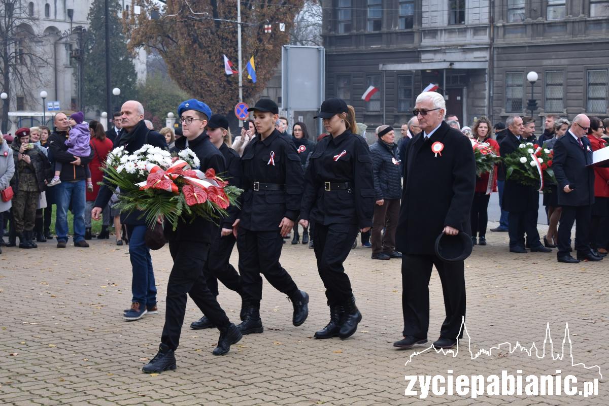 Kwiaty przed Pomnikiem Legionisty
