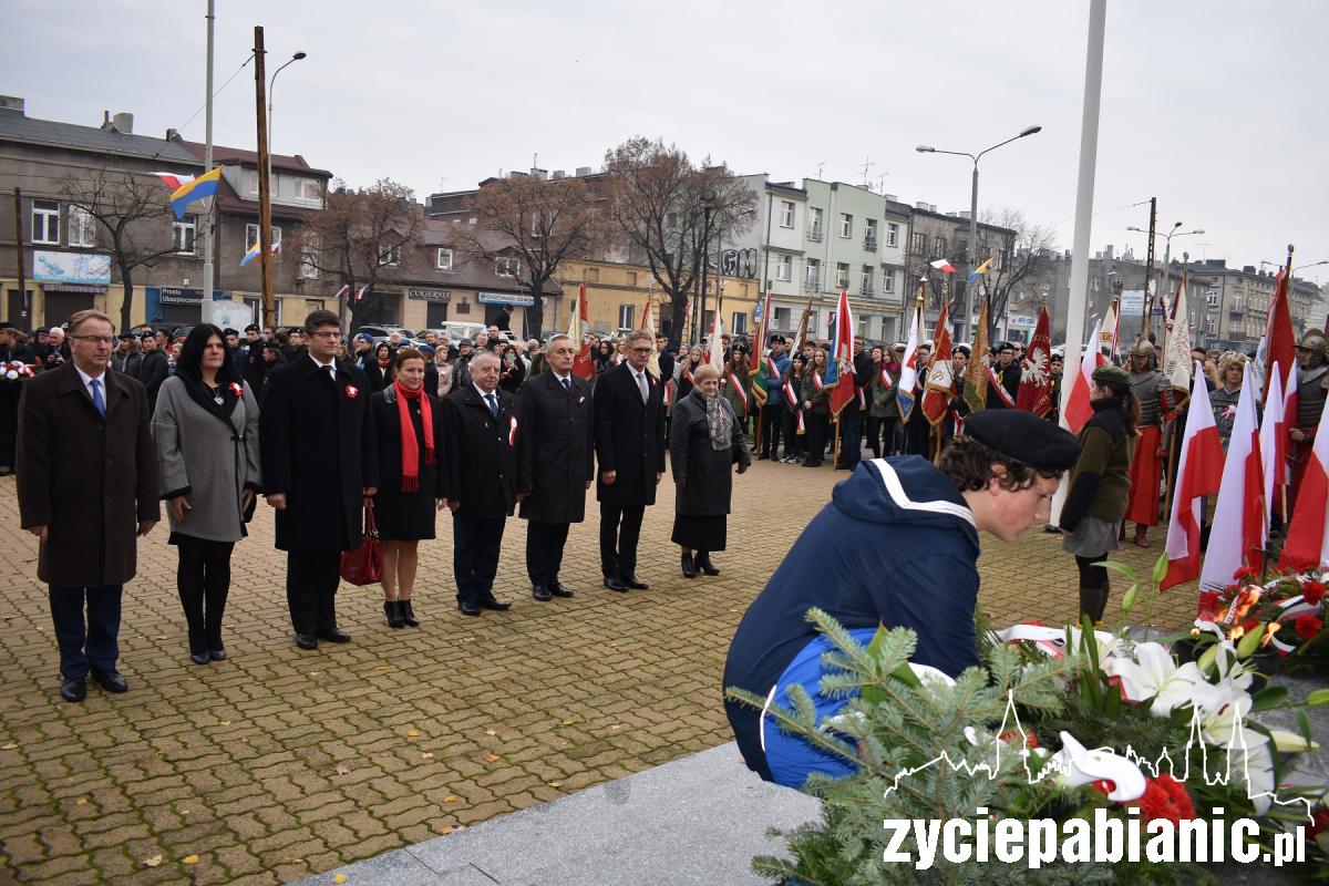 Kwiaty przed Pomnikiem Legionisty