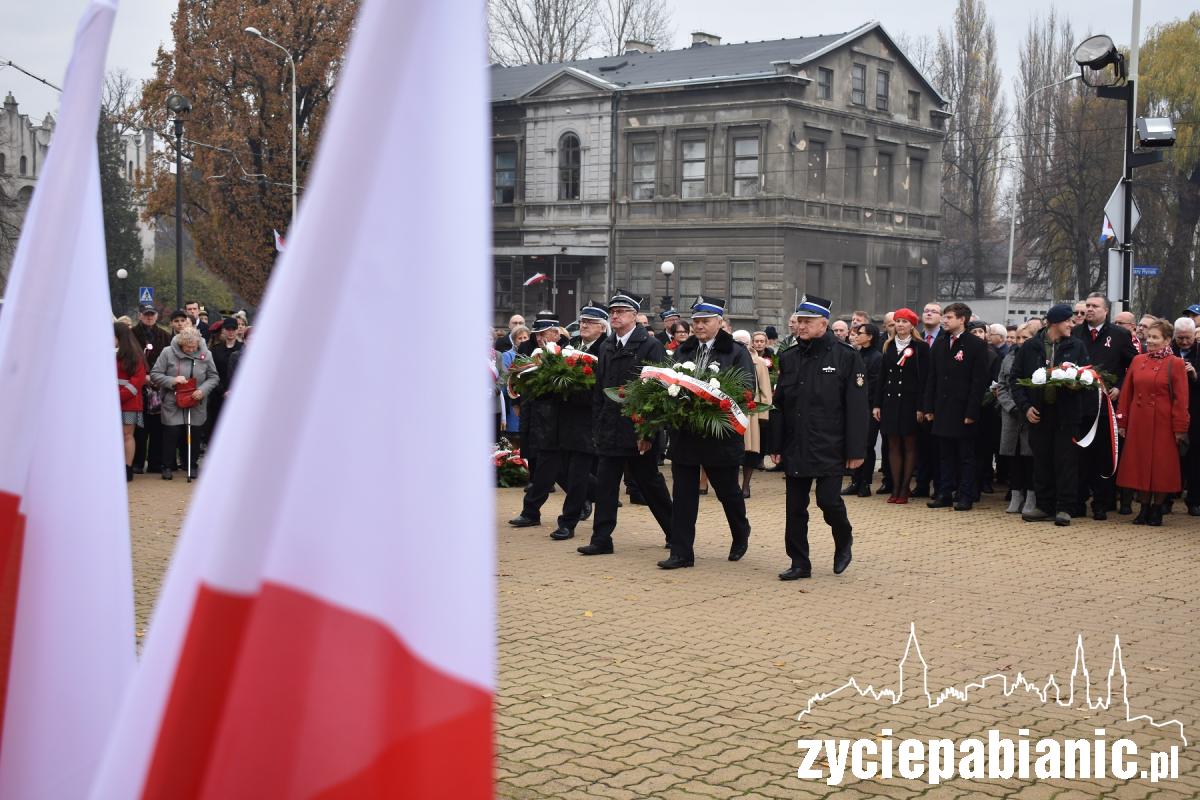Kwiaty przed Pomnikiem Legionisty