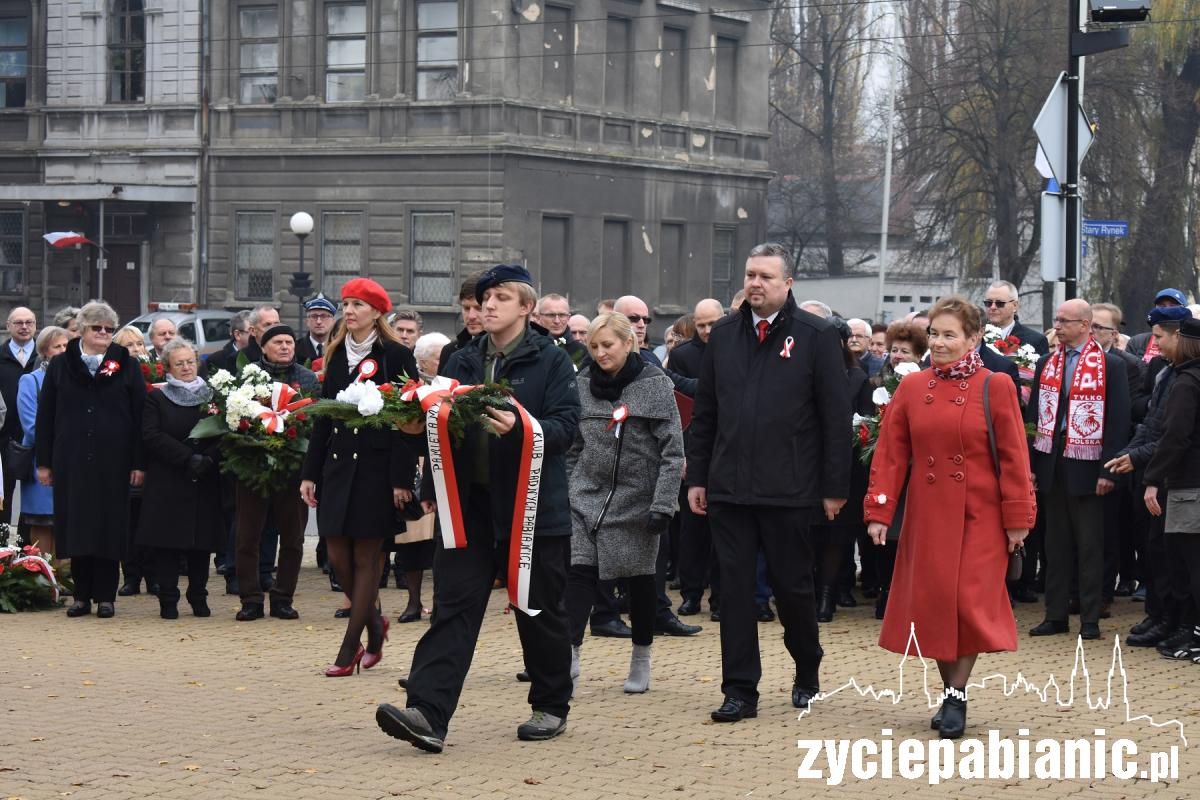 Kwiaty przed Pomnikiem Legionisty