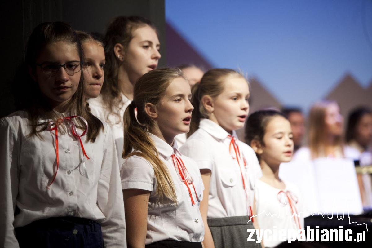 Młodzi artyści ledwo pomieścili się na scenie