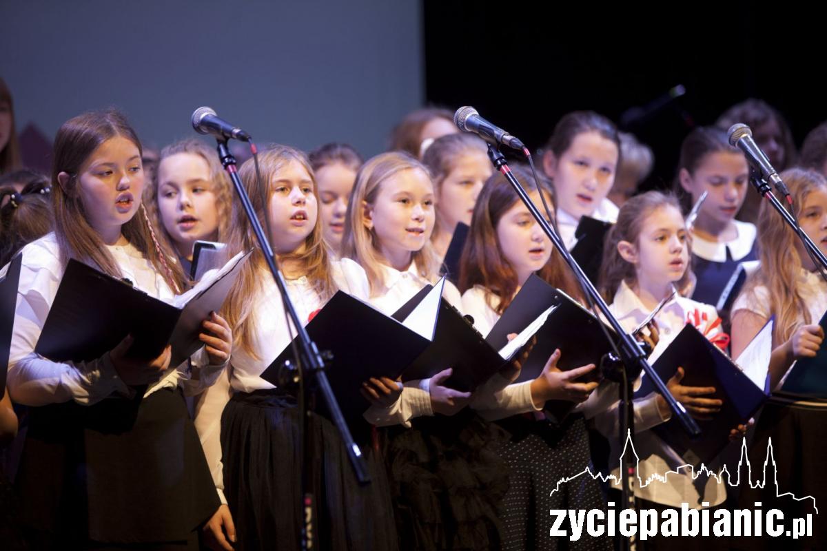 Młodzi artyści ledwo pomieścili się na scenie