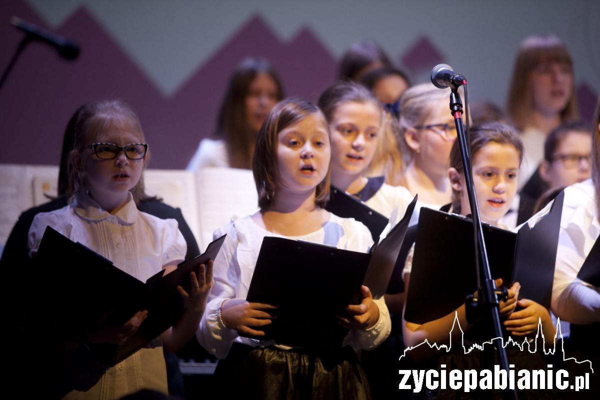 Młodzi artyści ledwo pomieścili się na scenie