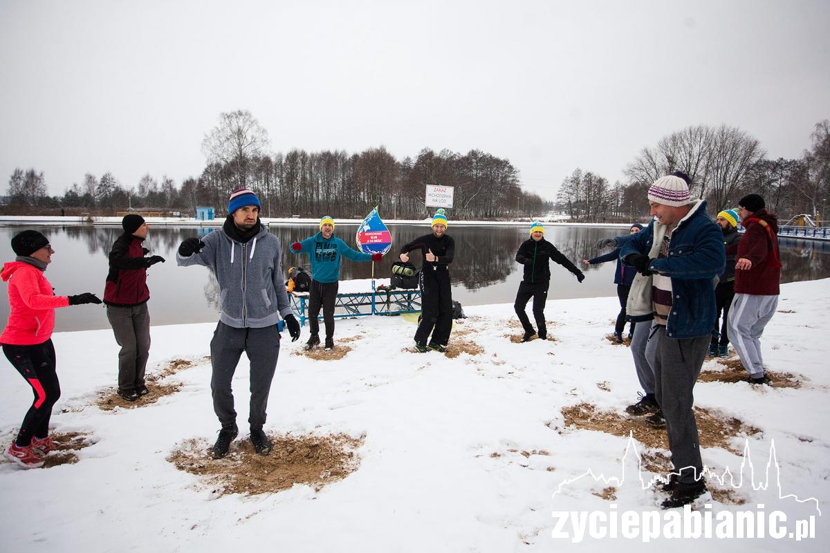 Spadł pierwszy śnieg. Morsy świętują na lewitynie