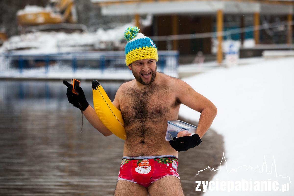 Spadł pierwszy śnieg. Morsy świętują na lewitynie