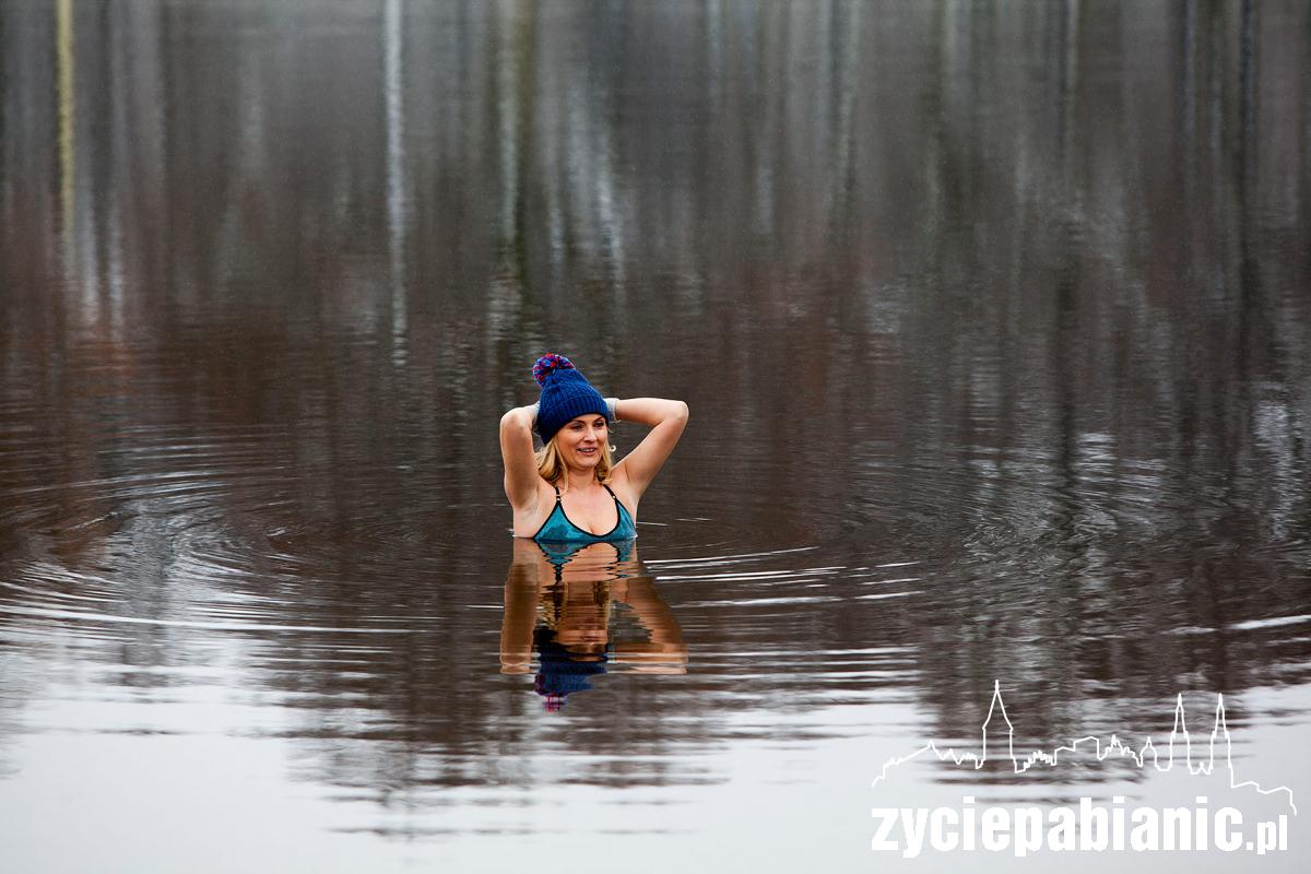 Spadł pierwszy śnieg. Morsy świętują na lewitynie