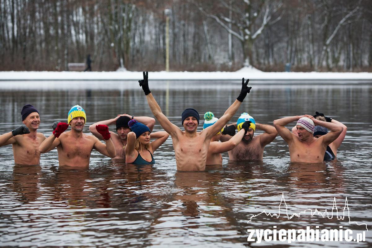 Spadł pierwszy śnieg. Morsy świętują na lewitynie