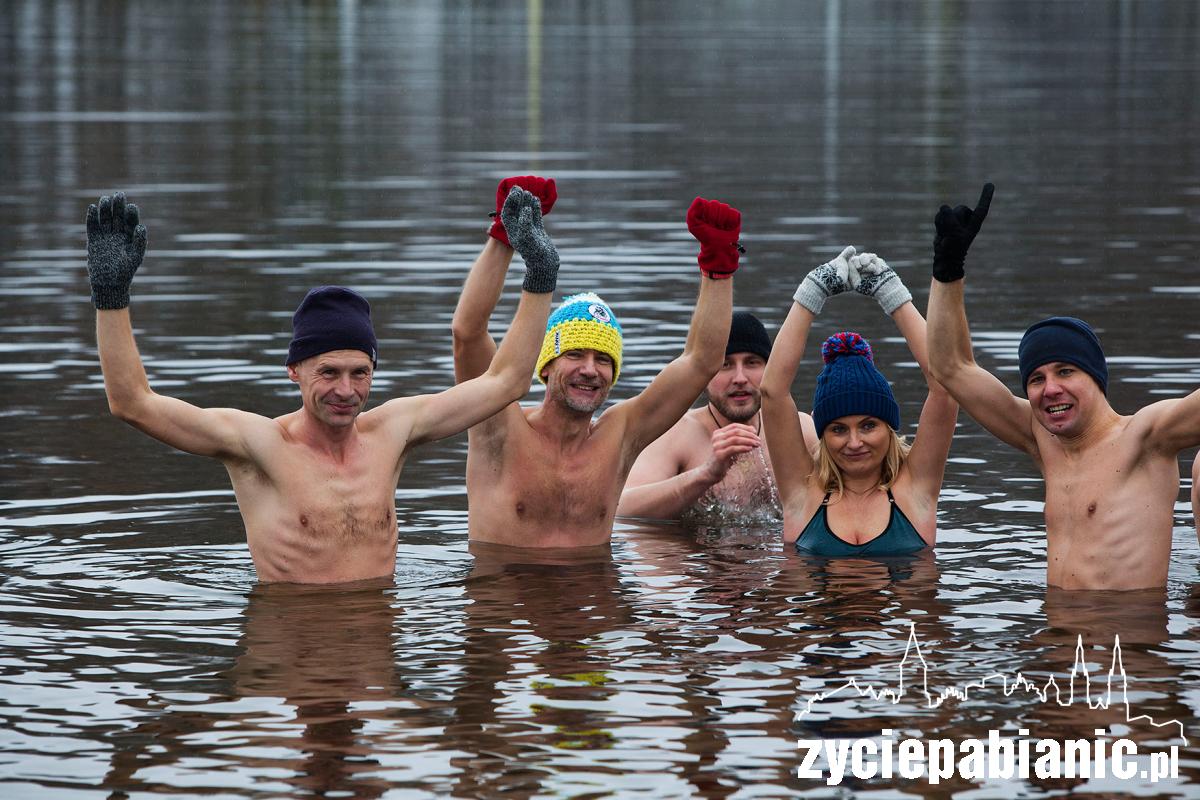 Spadł pierwszy śnieg. Morsy świętują na lewitynie