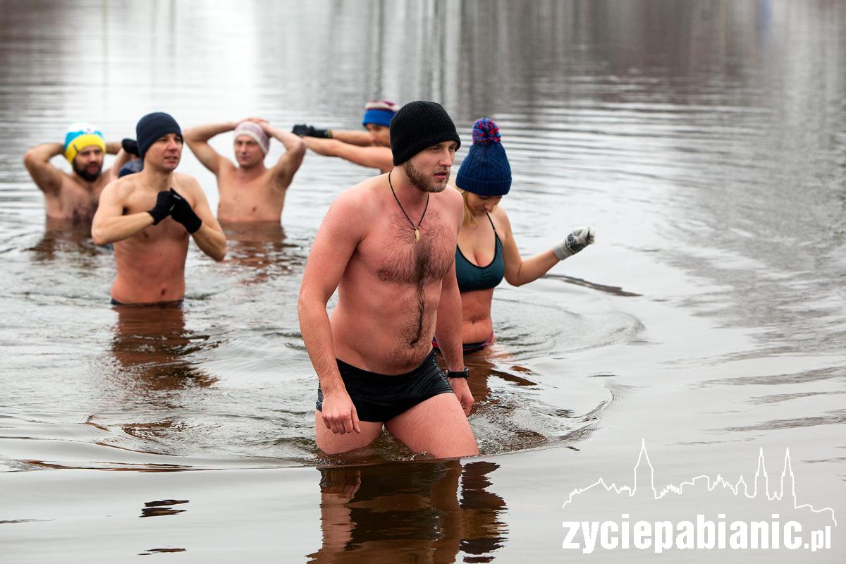 Spadł pierwszy śnieg. Morsy świętują na lewitynie