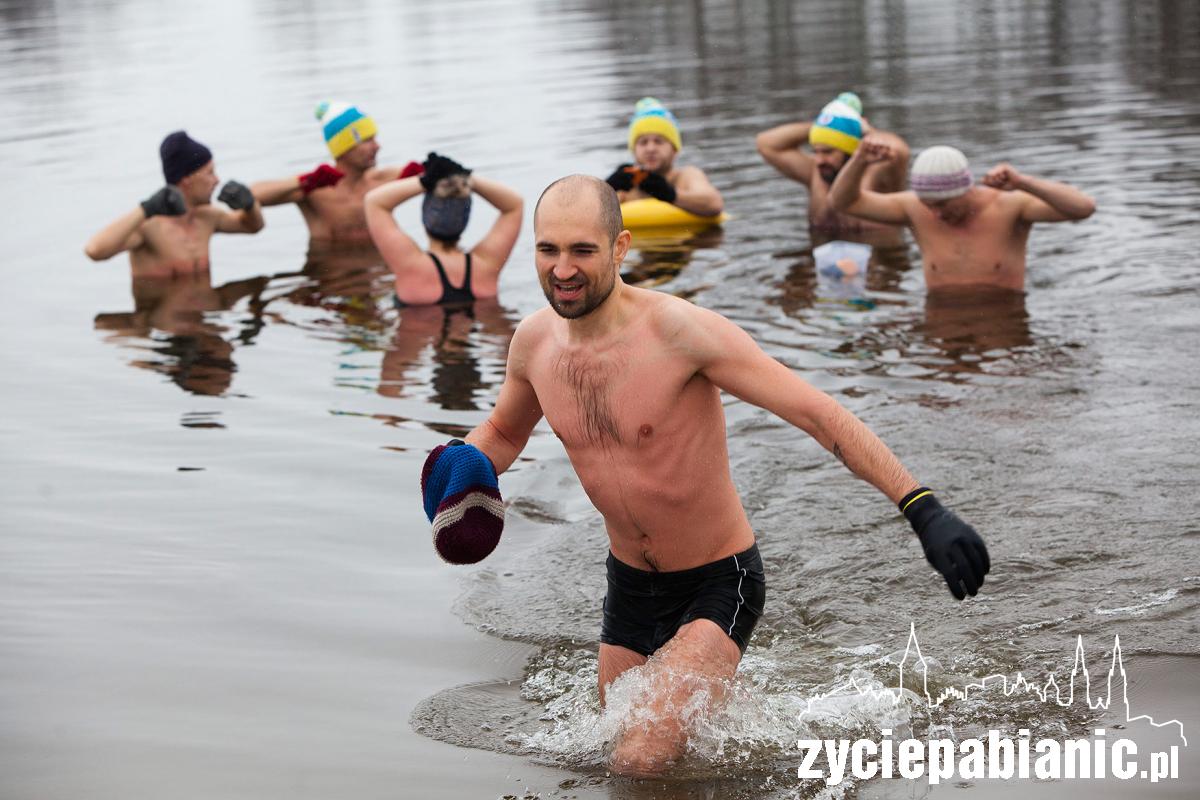 Spadł pierwszy śnieg. Morsy świętują na lewitynie