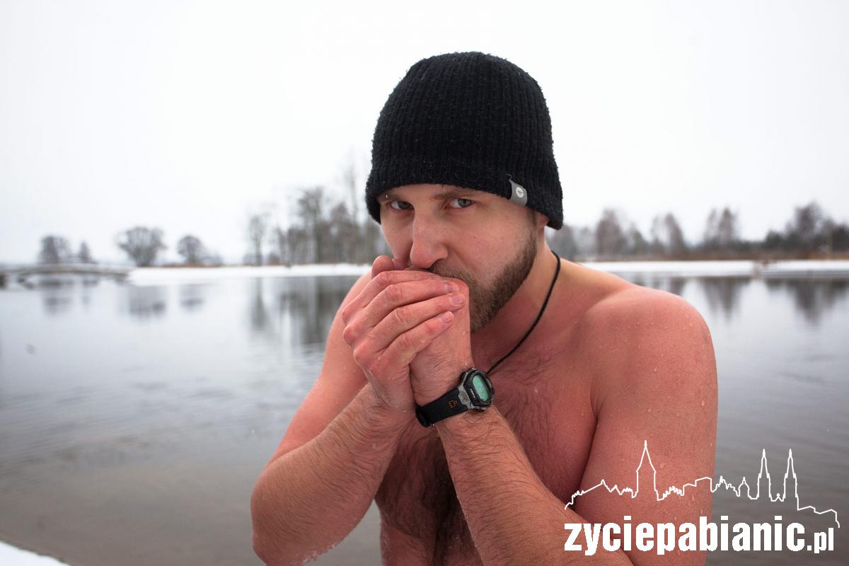 Spadł pierwszy śnieg. Morsy świętują na lewitynie