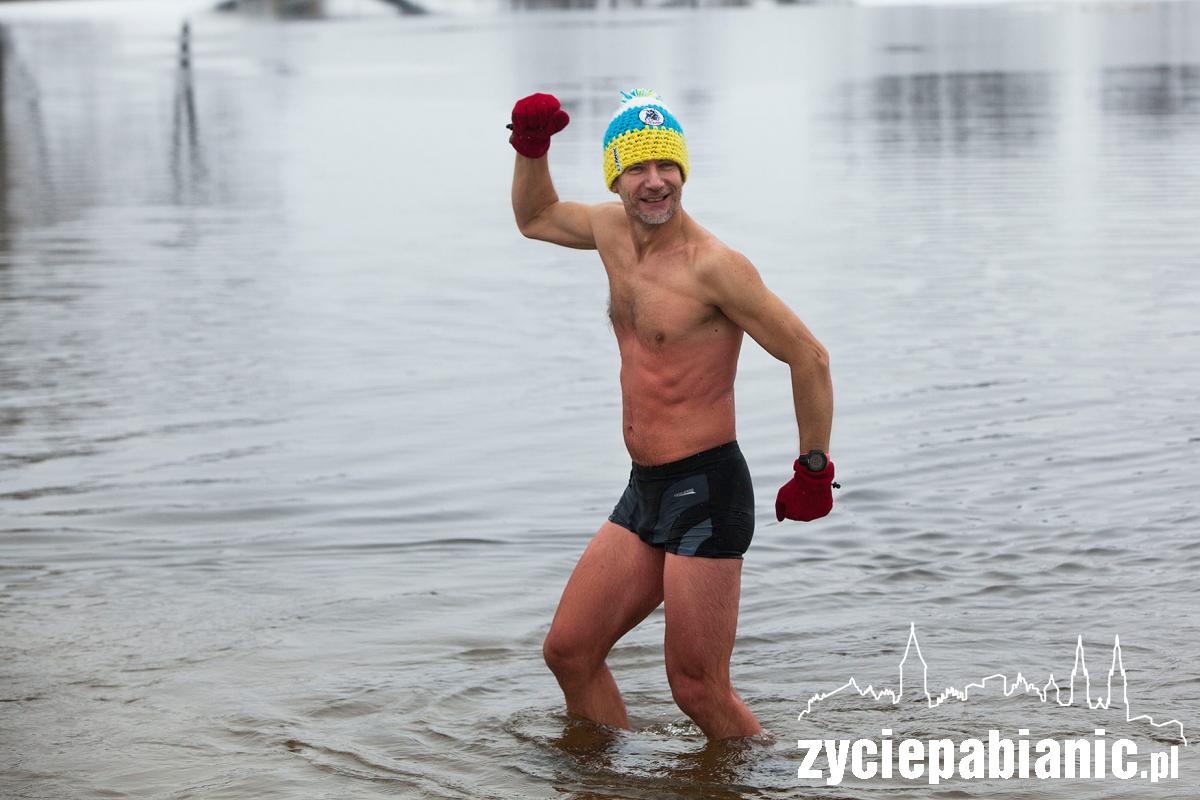 Spadł pierwszy śnieg. Morsy świętują na lewitynie