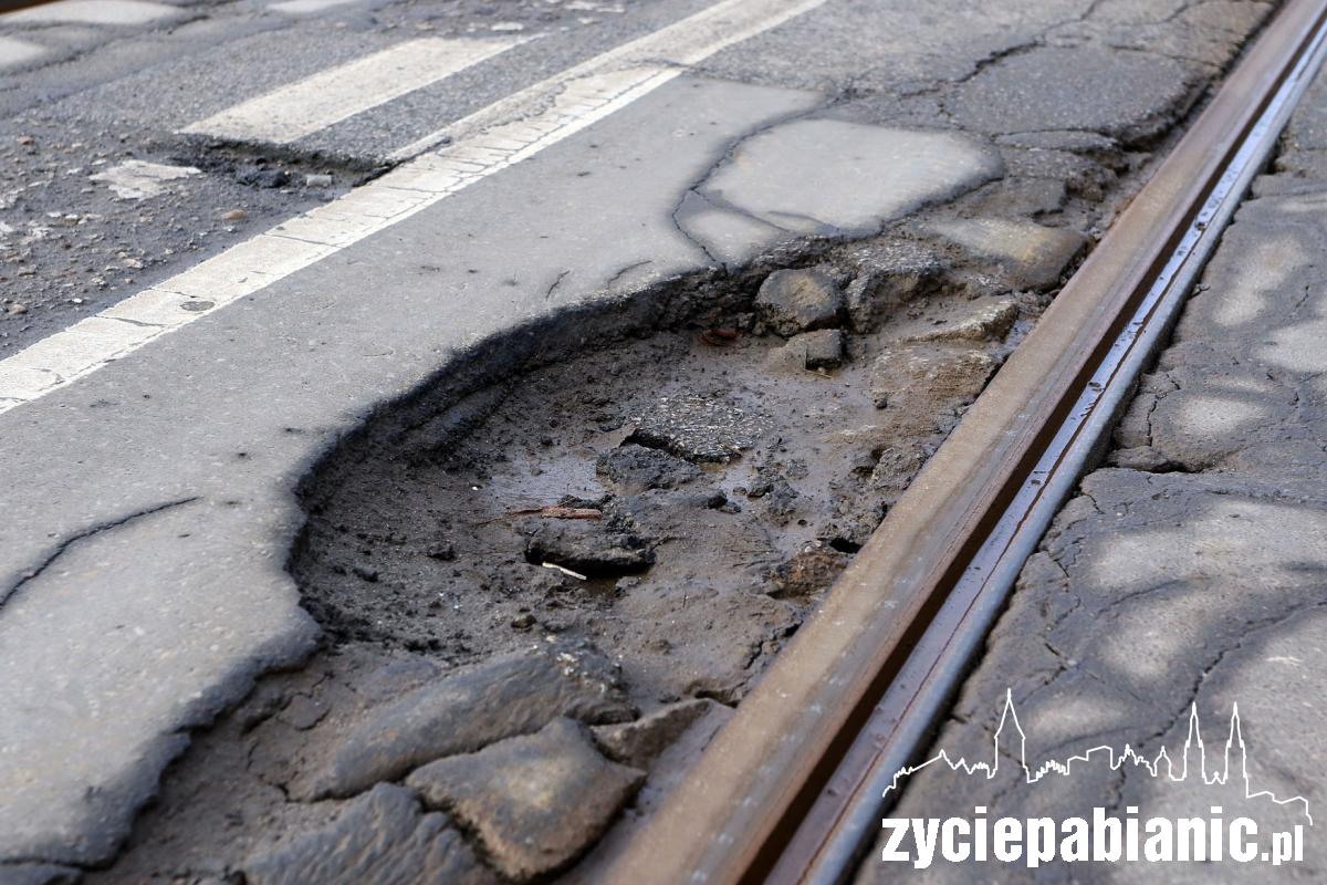 Dziurawe torowisko na ulicy Zamkowej