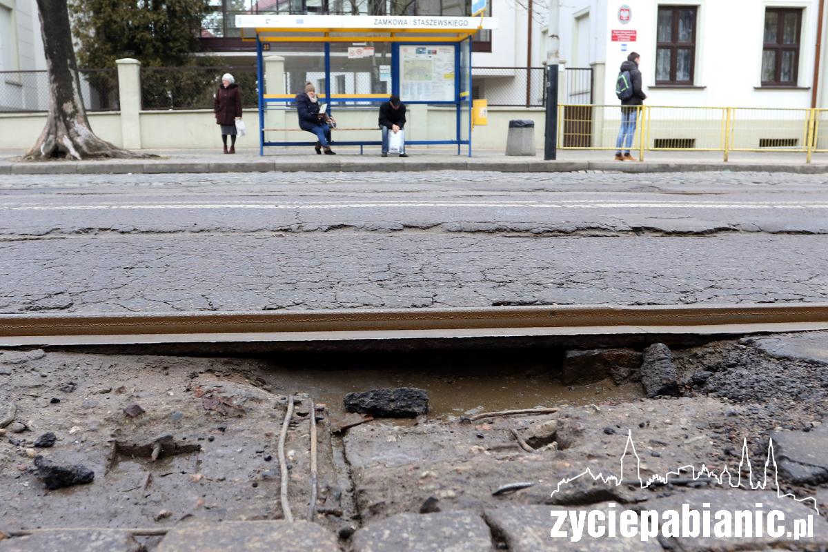 Dziurawe torowisko na ulicy Zamkowej