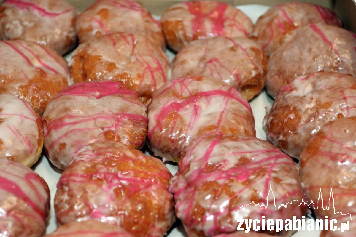 Tłusty czwartek. Pączki idą lepiej niż bułeczki