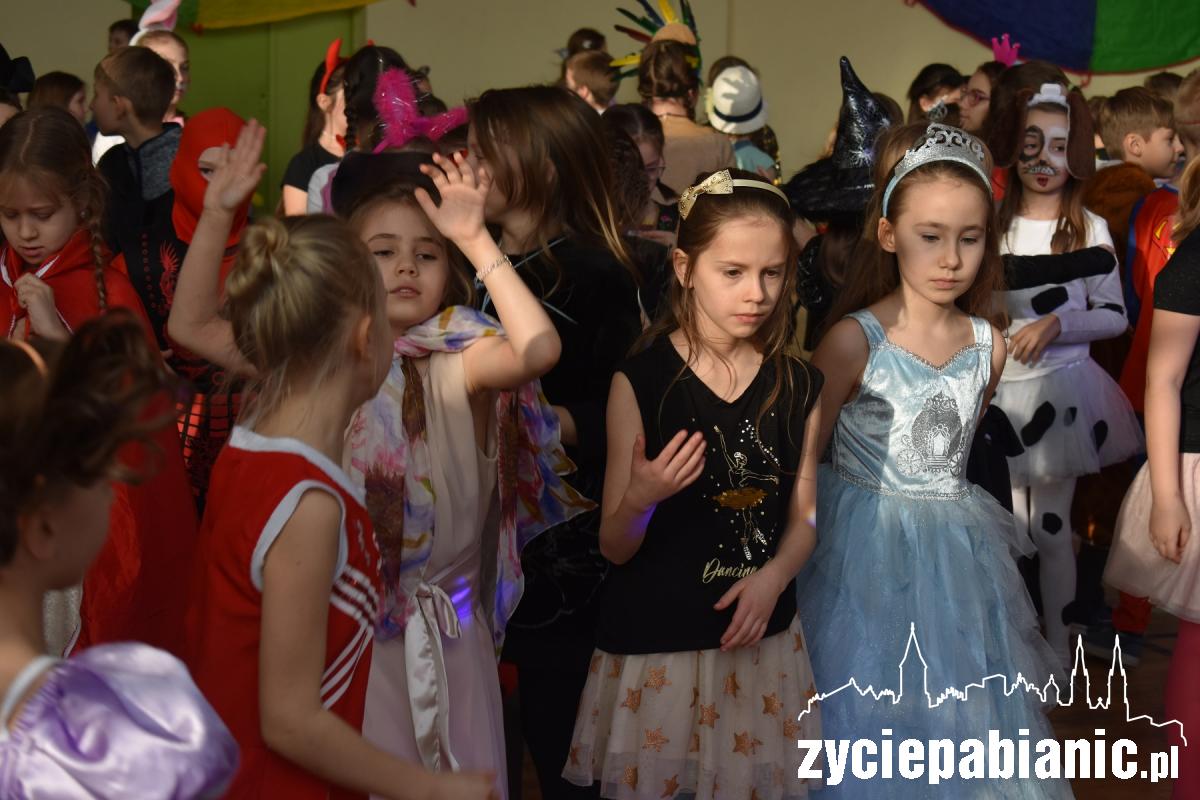 Tak się bawią dzieci na balu karnawałowym