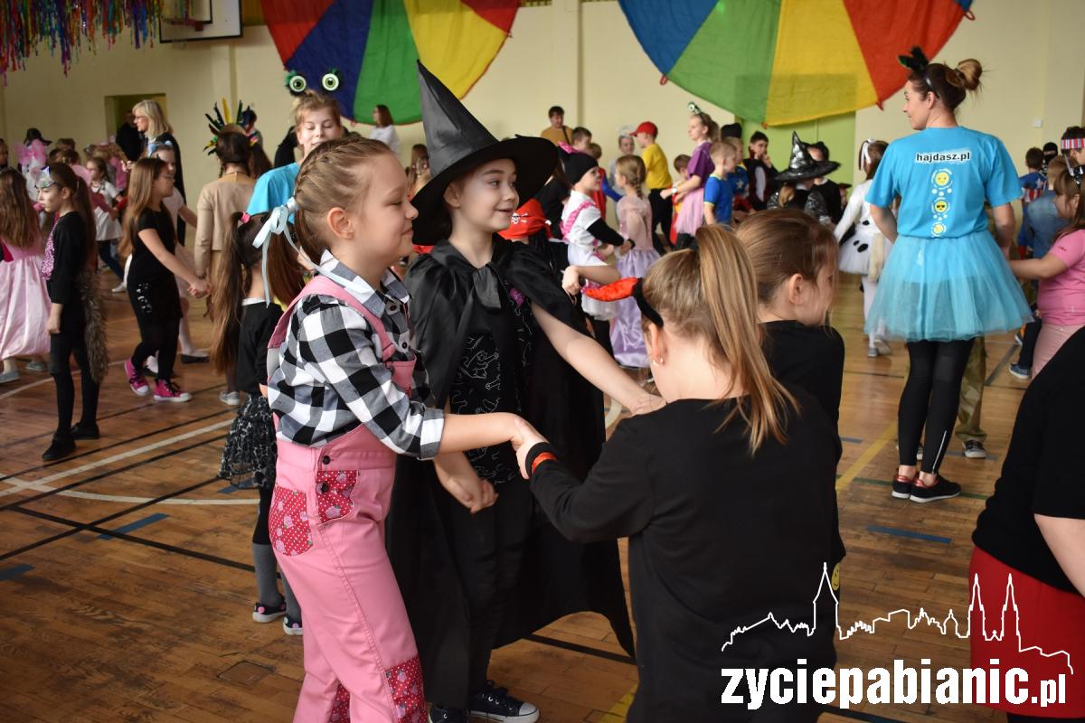Tak się bawią dzieci na balu karnawałowym