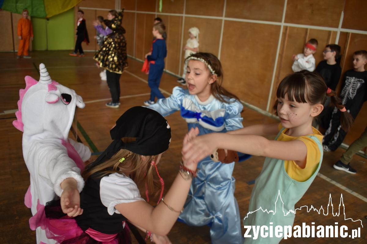 Tak się bawią dzieci na balu karnawałowym