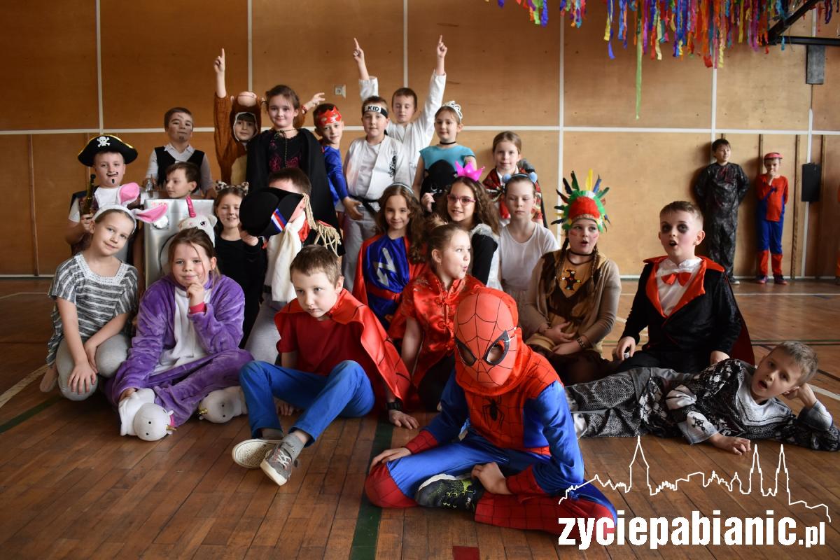 Tak się bawią dzieci na balu karnawałowym
