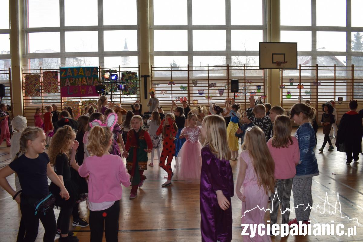 Tak się bawią dzieci na balu karnawałowym