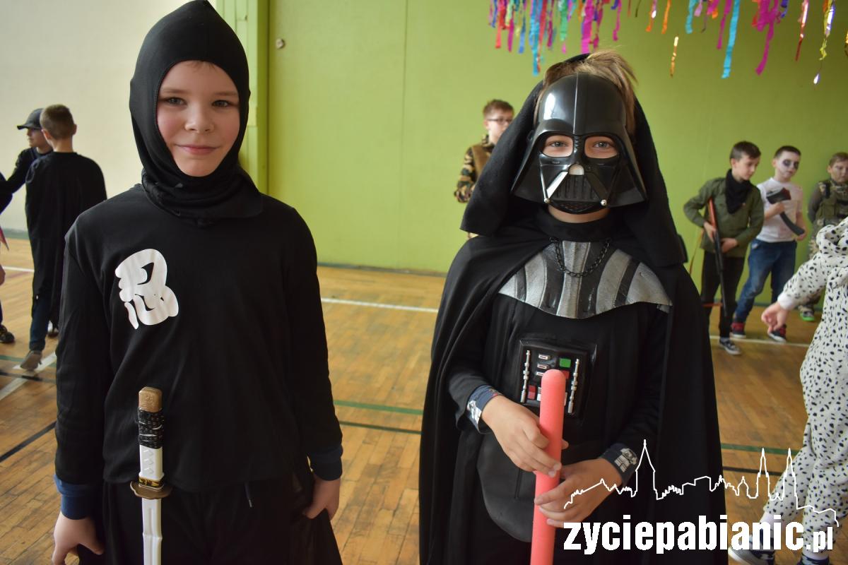 Tak się bawią dzieci na balu karnawałowym
