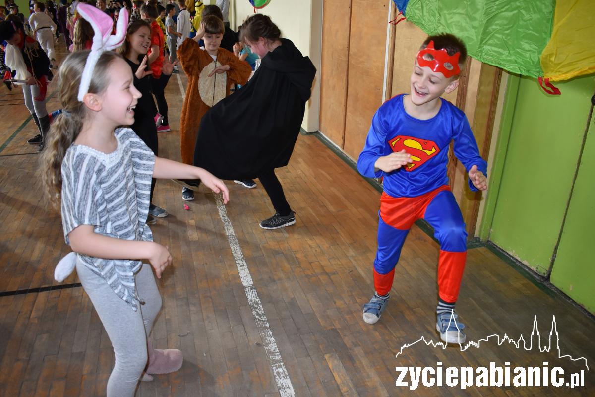 Tak się bawią dzieci na balu karnawałowym