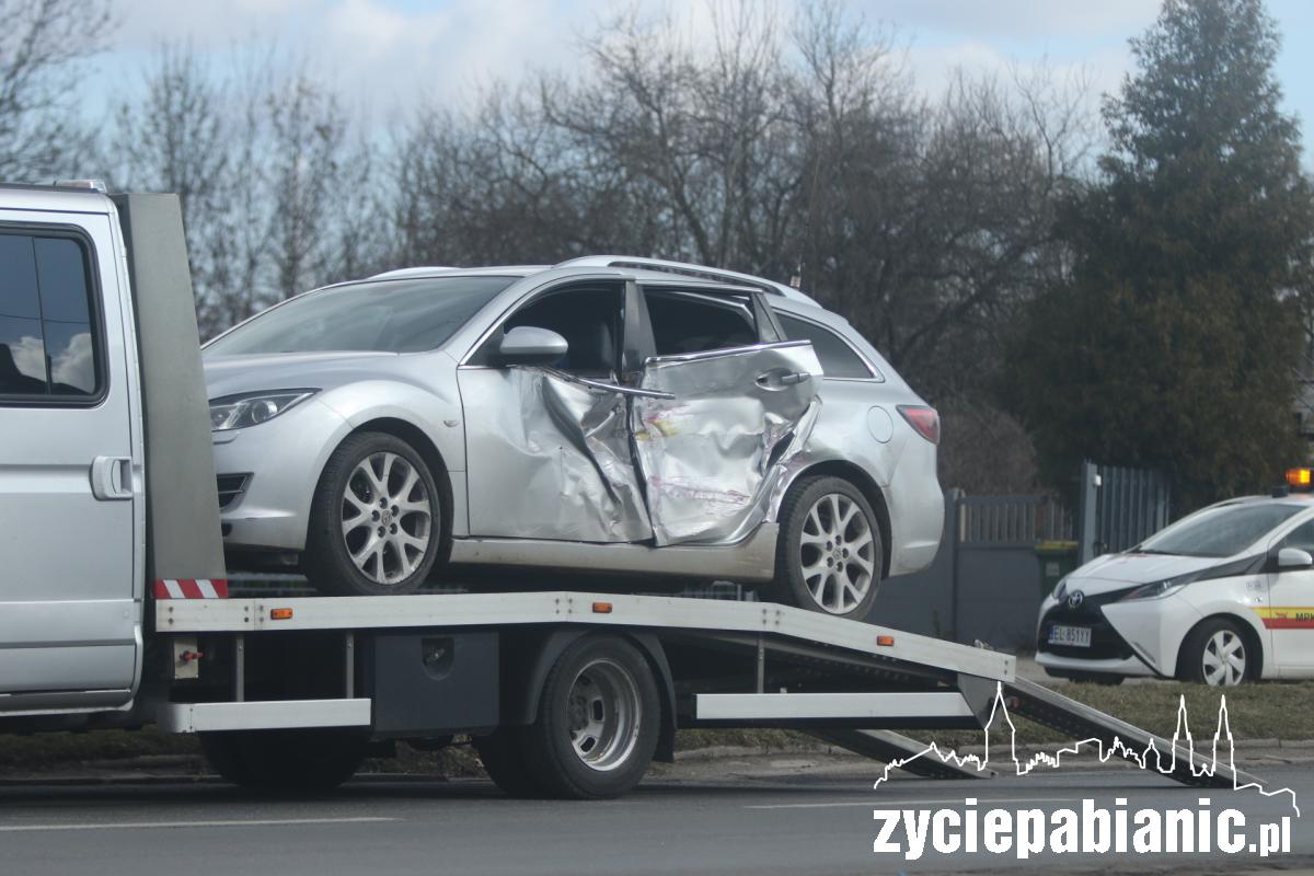 Tramwaj + mazda = nierówne starcie