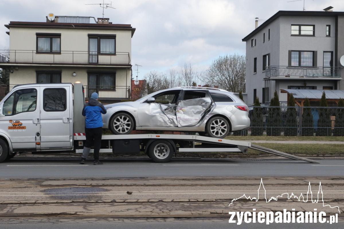 Tramwaj + mazda = nierówne starcie