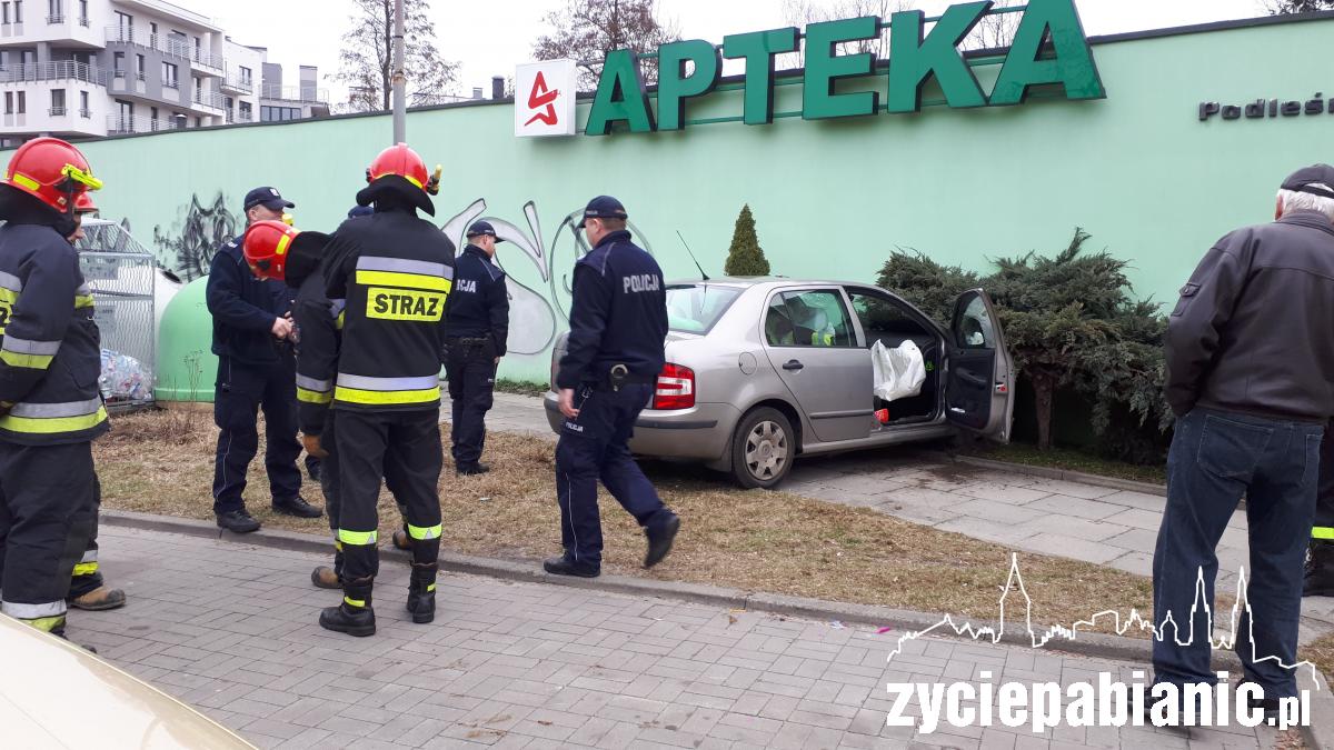 Skoda wjechała w aptekę