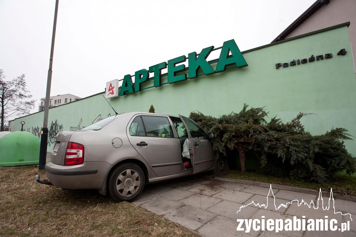 Skoda wjechała w aptekę