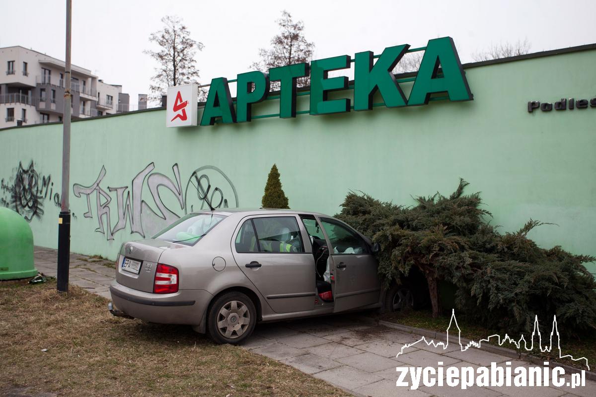Skoda wjechała w aptekę