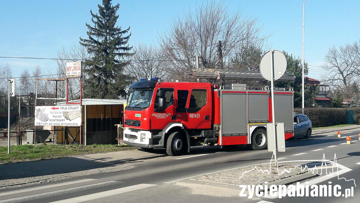 Pożar trawy i auta
